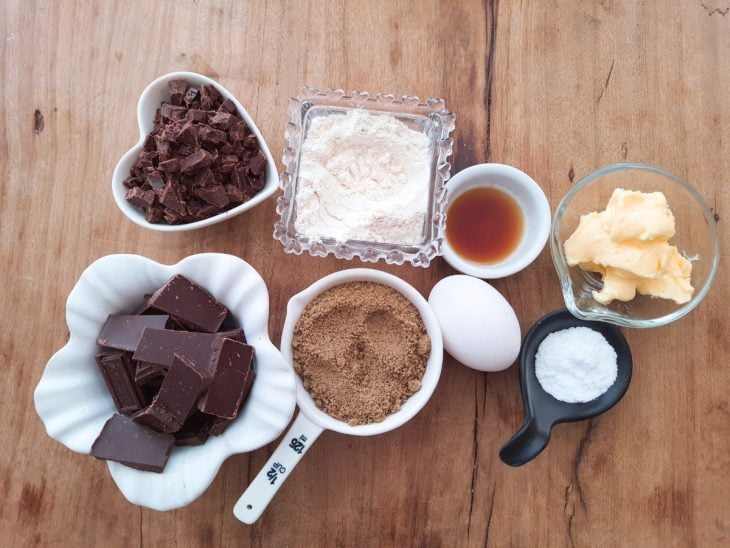 Ingredientes para a receita de cookies de brownie reunidos em uma bancada.
