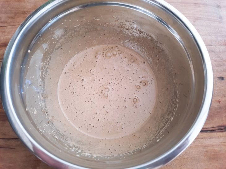 Ingredientes misturados em uma tigela.