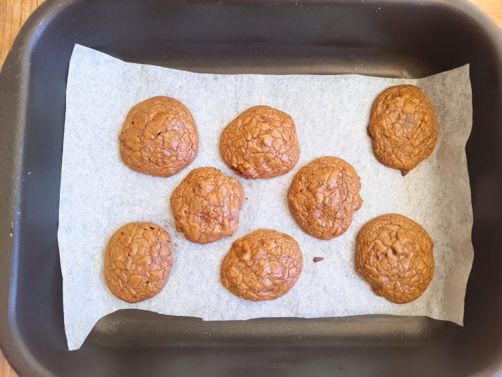 Cookies de brownie assados na forma.