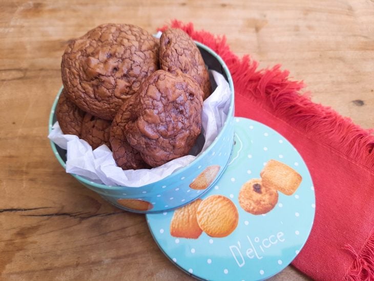 Cookies de brownie prontos para consumo.