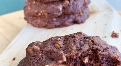 Cookies de cacau com avelãs e chocolate branco