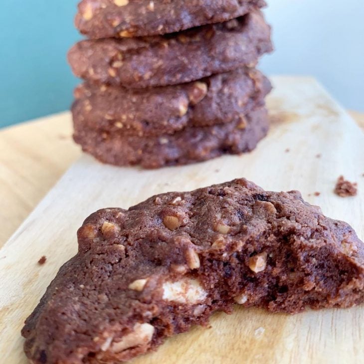 Cookies de cacau com avelãs e chocolate branco