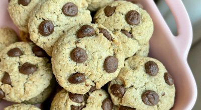 Cookies de castanha com gotas de chocolate