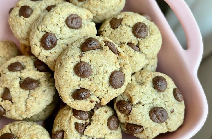 Cookies de castanha com gotas de chocolate
