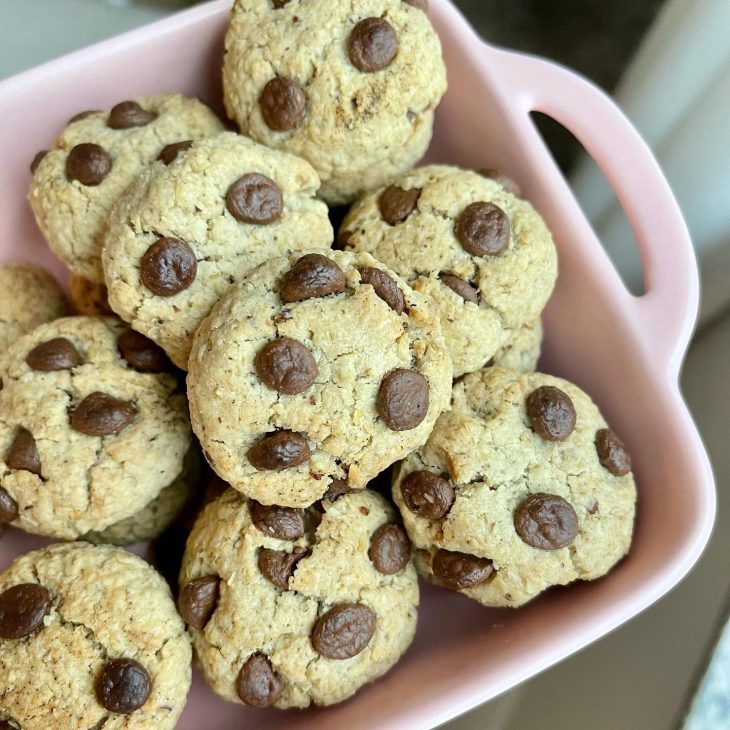 Cookies de castanha com gotas de chocolate