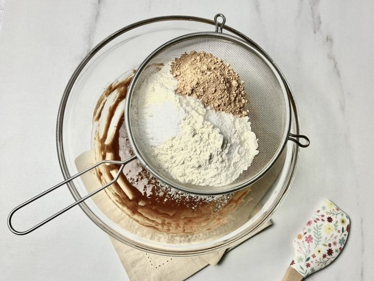 Farinha de trigo, chocolate em pó, bicarbonato e sal peneirados na tigela com os demais ingredientes
