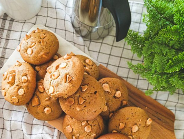 Cookies de gengibre com chocolate branco