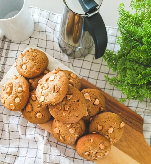 Cookies de gengibre com chocolate branco