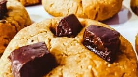 Cookies de grão-de-bico e amendoim