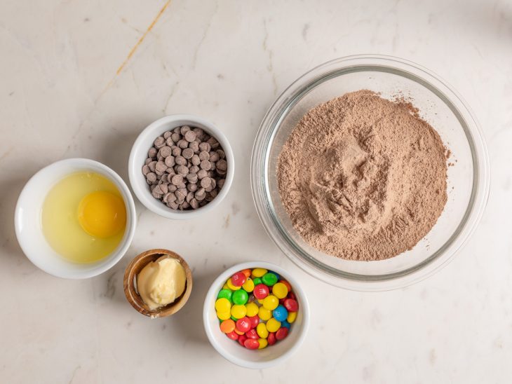 Ingredientes reunidos em uma bancada.