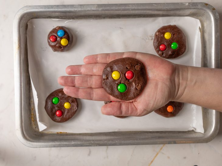Confetes adicionados ao cookies modelados na forma.