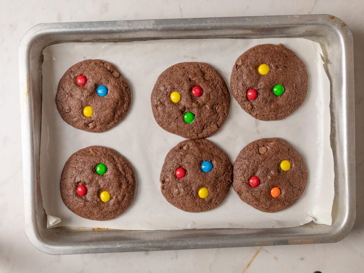 Cookies assados ainda na forma.