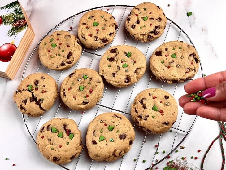 Um recipiente contendo vários cookies de Natal.