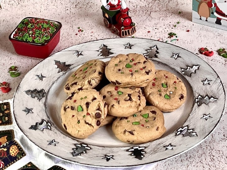 Um recipiente contendo vários cookies de Natal.