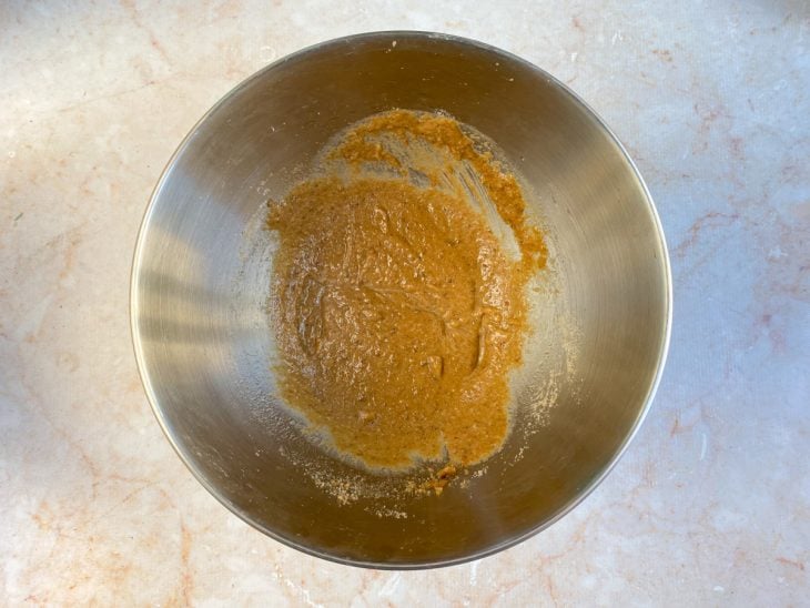 Ingredientes batidos na tigela da batedeira.