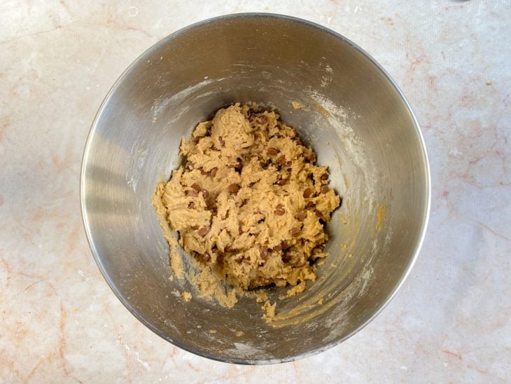 Ingredientes adicionados e incorporados na tigela.
