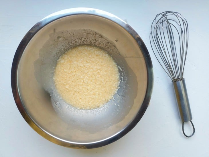 Ovos e manteiga misturados em uma tigela.