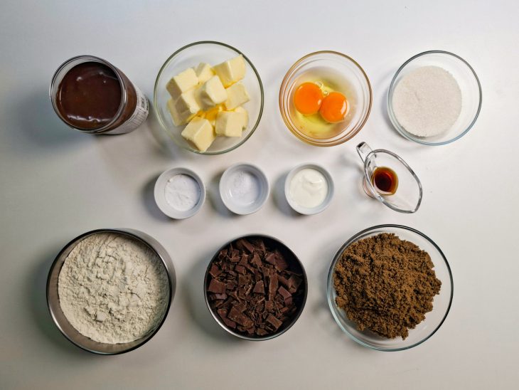 Ingredientes reunidos na bancada.