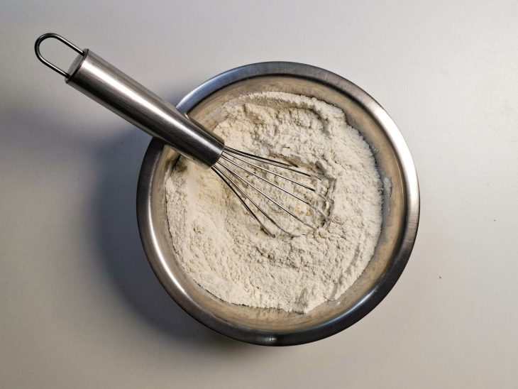 Na tigela, mistura de farinha, bicarbonato e sal.