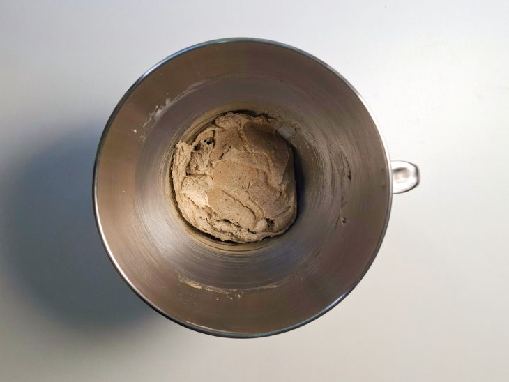 Açúcar e manteigas batidos na batedeira.