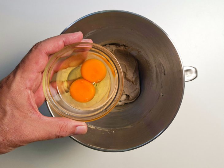 Ovo e gemas adicionados na mistura.