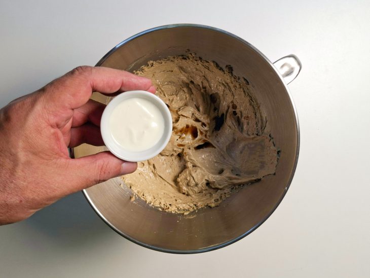 Iogurte sendo incorporado a massa.