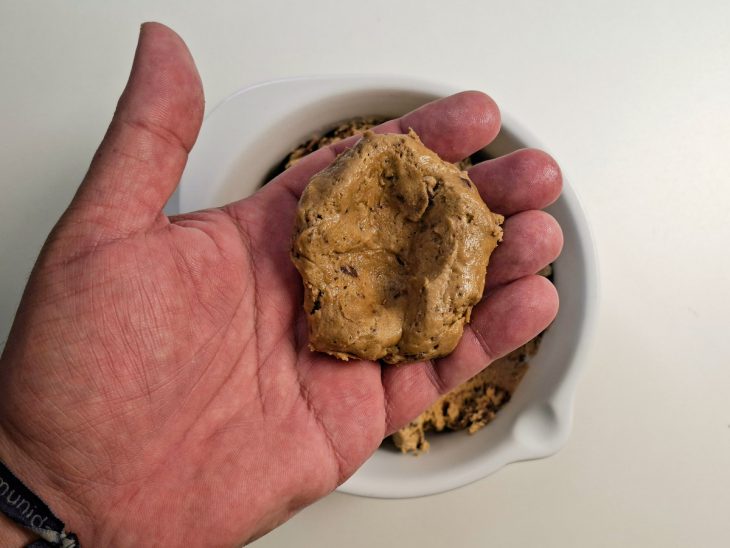 Porção de massa boleada e com furo no centro.