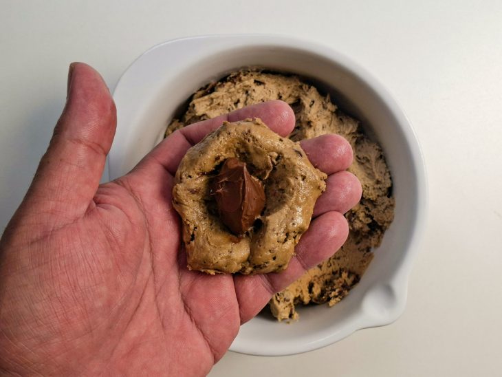 Porção de creme de avelã na massa.