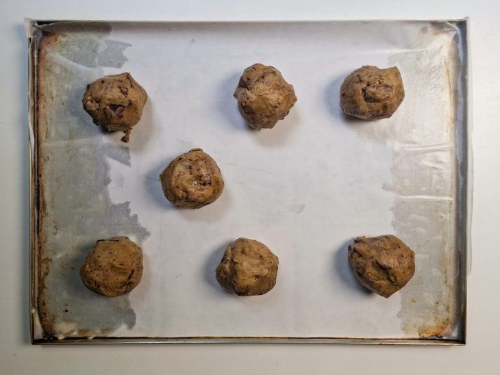 Bolinhas recheadas transferidas para assadeira.