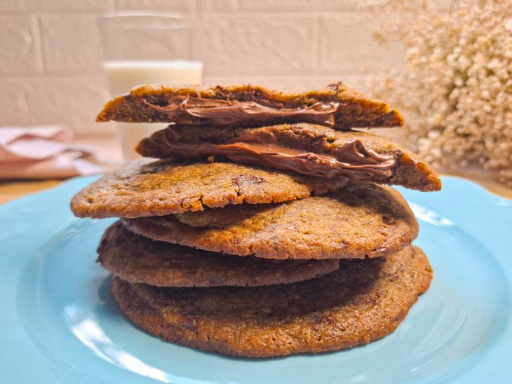 Cookies prontos, servidos em prato.