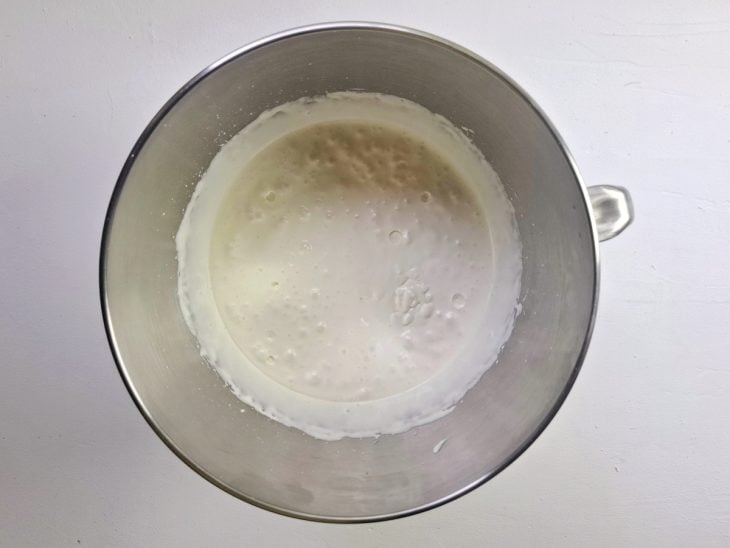 Leite Ninho, creme de leite e chantilly na batedeira.