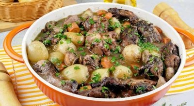 Coq au vin (frango ao vinho)