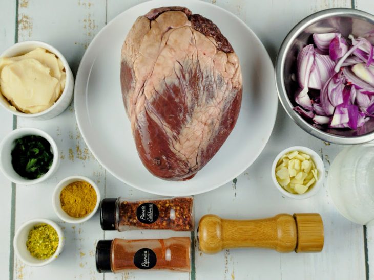 Ingredientes separados na bancada.
