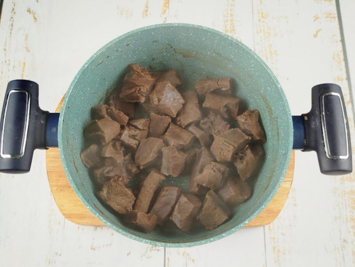 Carne fritando na panela.