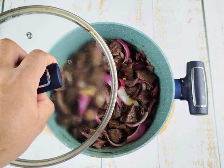 Coração de boi cozinhando.