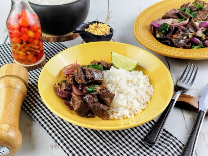Coração de boi frito servido com arroz.