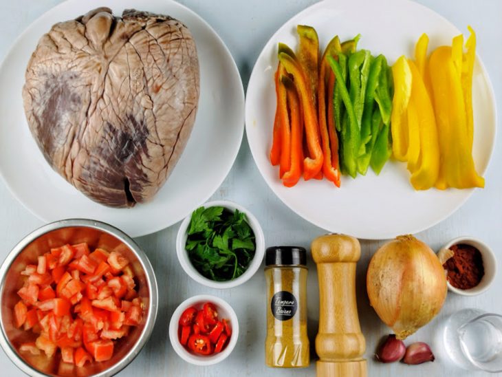 Ingredientes reunidos na bancada.