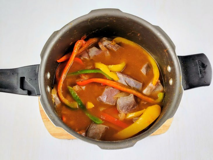 Na mesma panela, os cubos da carne são adicionados, o tempero baiano e água.