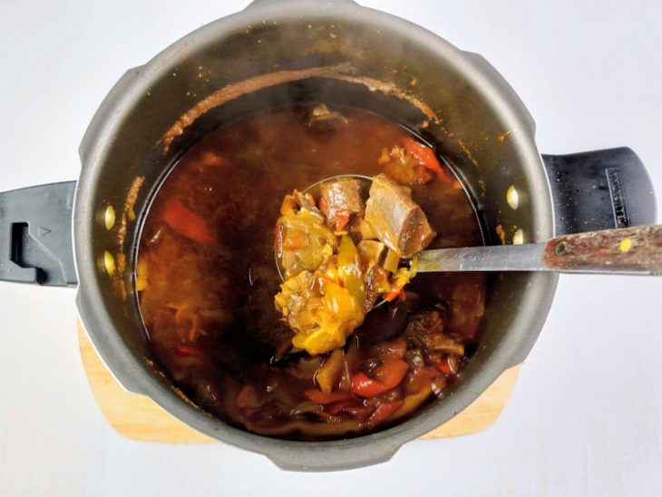 Carne na panela após o tempo de cozimento.