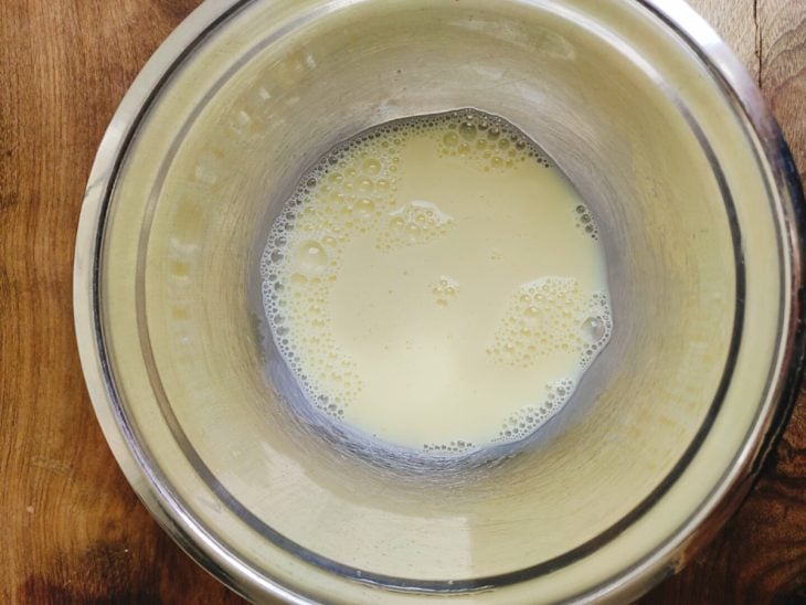Uma tigela com ovo e leite batidos.