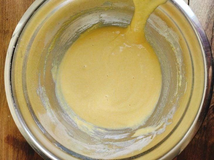 Tigela com a mistura da massa.