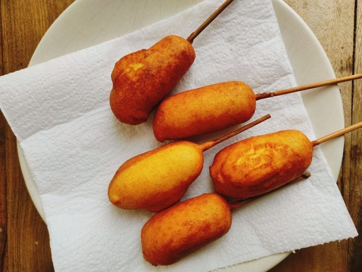 Um prato com corn dog fácil.