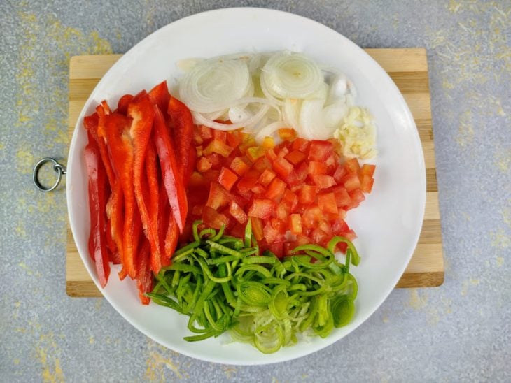 Um prato com ingredientes picados.