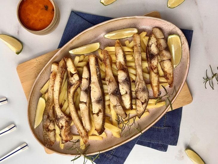 Um airfryer com pedaços de costela de tambaqui cru.