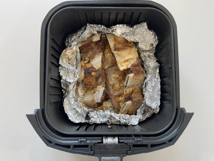 Costela após tempo total na air fryer, já assada.