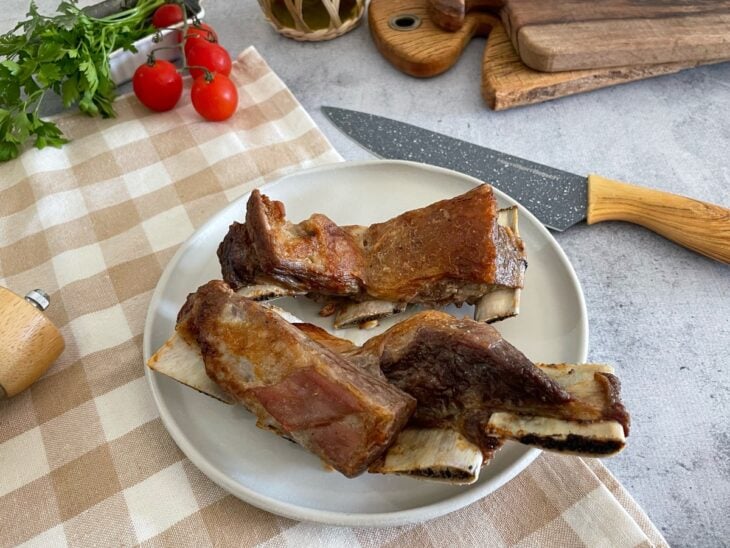 Costela servida em prato.