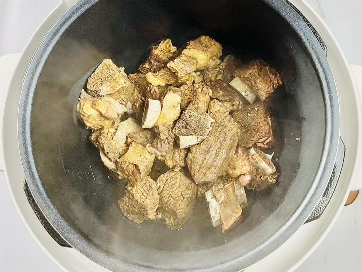 Costela cozida na panela.