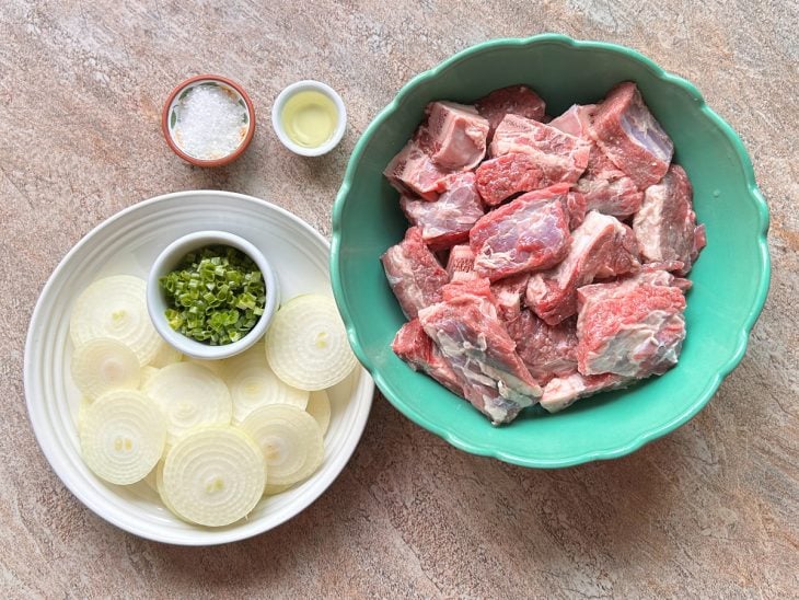 Uma bancada com os ingredientes.