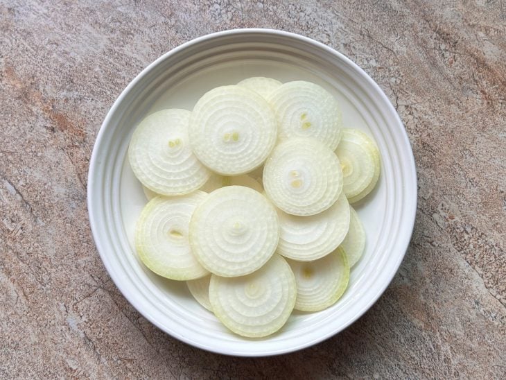 Prato com as rodelas de cebolas.