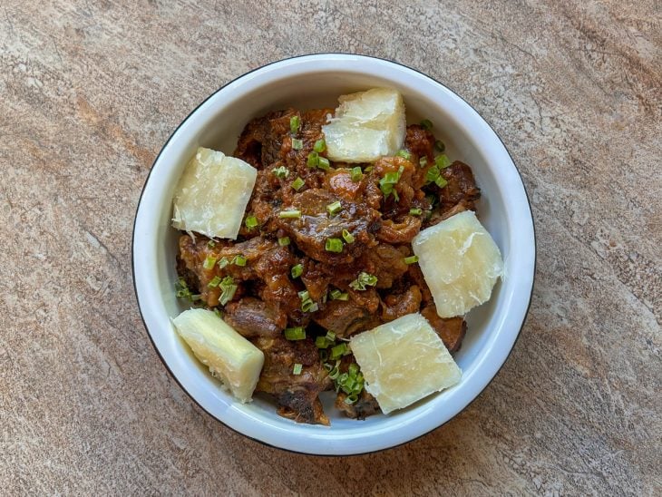 Uma tigela com costela na panela de pressão simples.